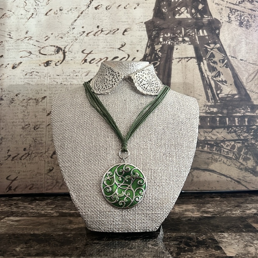 Green Pendant Necklace EUC - Picture 4 of 8
